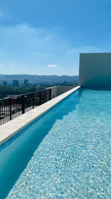 Entire Beautiful Condo With Rooftop Pool And Gym سان سلفادور المظهر الخارجي الصورة