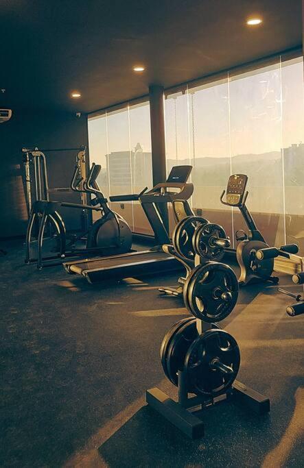 Entire Beautiful Condo With Rooftop Pool And Gym سان سلفادور المظهر الخارجي الصورة